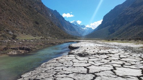 Río Santa Cruz y suelo con grietas